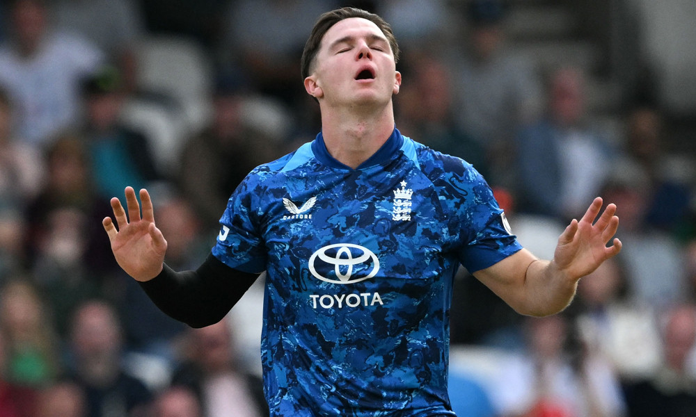 অভিষেকে বিব্রতকর রেকর্ড ইংল্যান্ড পেসারের