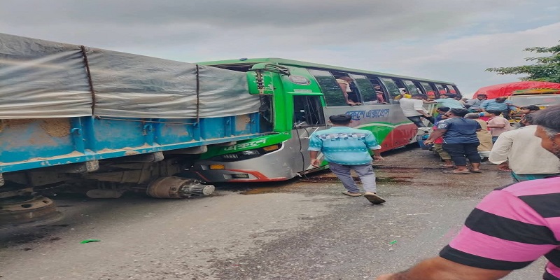 নোয়াখালীতে দাঁড়িয়ে থাকা ট্রাকে বাসের ধাক্কা, চালক নিহত, আহত ১২