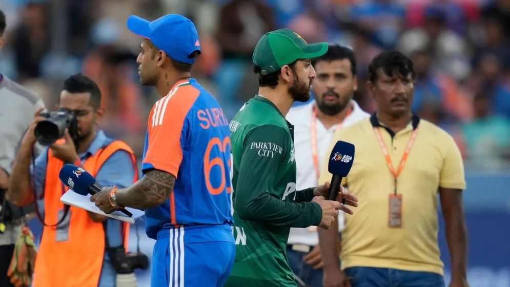 হ্যান্ডশেক বিতর্কে নিজেদের ৪২৫ কোটির ক্ষতি করতে বসেছিল পাকিস্তান!
