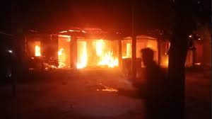 দিনাজপুরের পার্বতীপুরে আবাসন প্রকল্পে ভয়াবহ অগ্নিকাণ্ড: গবাদি পশু সহ ১০টি ঘর পুড়ে ছাই