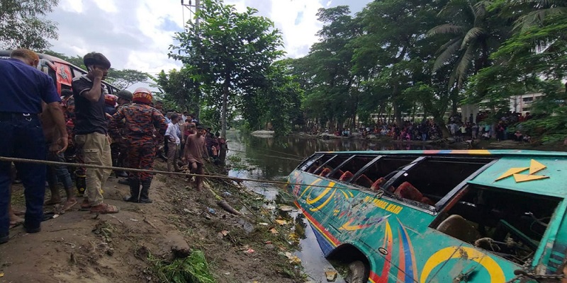 লক্ষ্মীপুরে নিয়ন্ত্রণ হারিয়ে যাত্রীবাহী বাস খালে, নিহত ৫