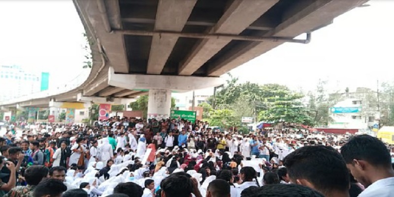 সড়ক অবরোধ প্রত্যাহার কারিগরি শিক্ষার্থীদের, তবে মোড়ে অবস্থান চলবে
