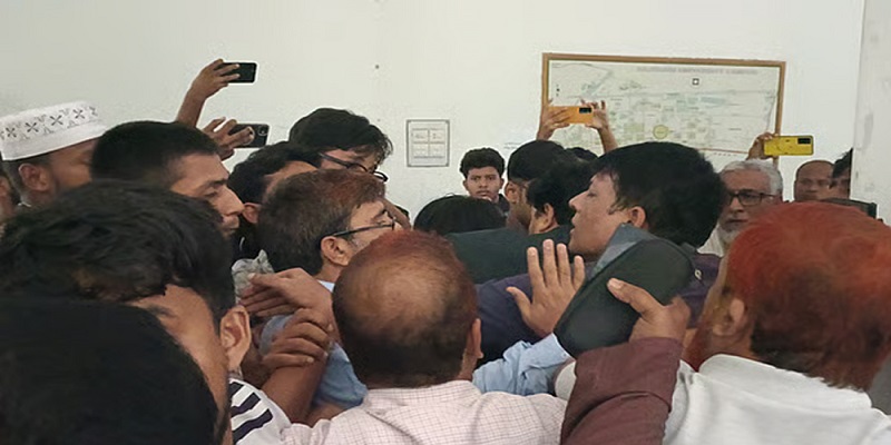 রাবিতে পোষ্য কোটা ইস্যুতে শিক্ষক-কর্মকর্তাদের সঙ্গে শিক্ষার্থীদের হাতাহাতি
